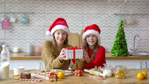 小可爱女孩在家里的圣诞节礼物孩子们做饼干儿童烤饼干31秒视频