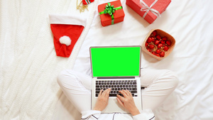 妇女用计算机手在家中的圣诞节时间15秒视频