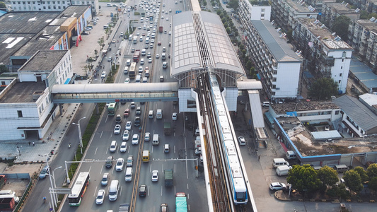 航拍风光城市城市立体轨道交通轻轨列车进站素材视频