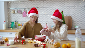 可爱的小女孩在家里的厨房烤圣诞姜饼饼干14秒视频