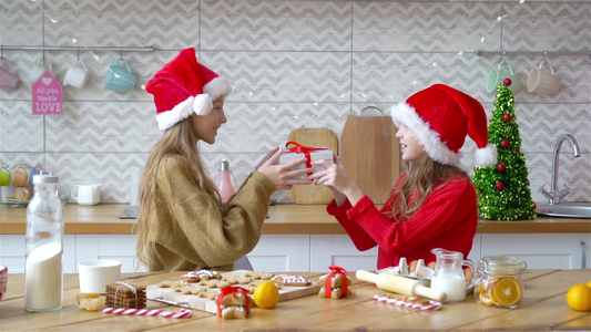 可爱的姑娘们一起做圣诞饼干在家和孩子们一起做蛋糕和视频