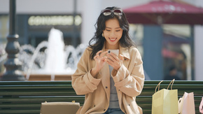 4k时尚女性线下逛街购物 做线 Mp4格式视频下载 正版视频编号 摄图网