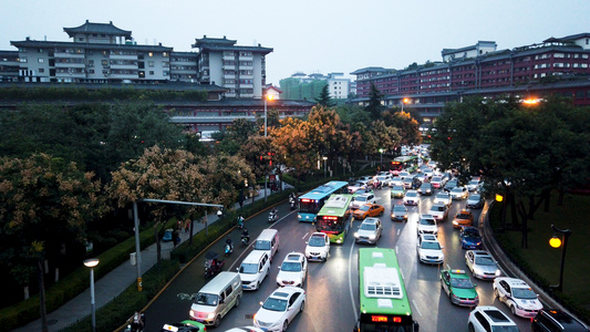 4K拍摄城市晚高峰拥堵的交通视频