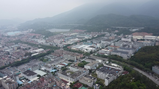 航拍广东省东莞市清溪镇的工业区视频