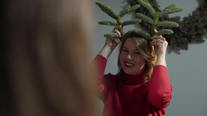 为庆祝圣诞节和新年做准备这个女孩用云杉树枝做一个花环6秒视频
