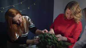 为庆祝圣诞节和新年做准备女孩们在节日的装饰上开花圈7秒视频