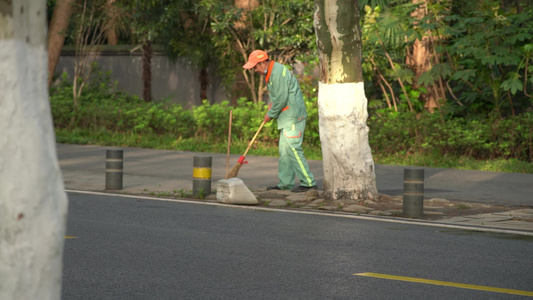 4K环卫工人清晨打扫路边卫生实拍视频视频