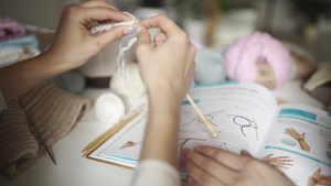 女性用编织方式学会手21秒视频