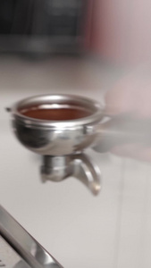 将咖啡粉放到咖啡机里做咖啡视频