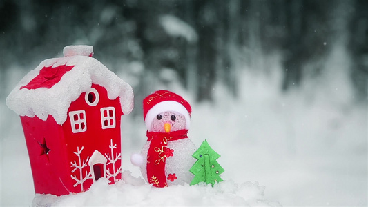 圣诞雪人靠近森林红屋的红屋附近视频