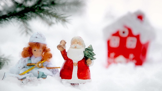 圣诞树附近圣诞老人和雪少女的圣诞装饰视频