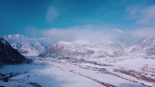 航拍雪山雪景视频