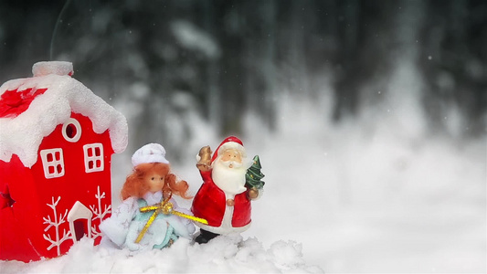 圣诞树附近露天露天的森林里的雪姑娘和圣丹达克拉斯玩具视频