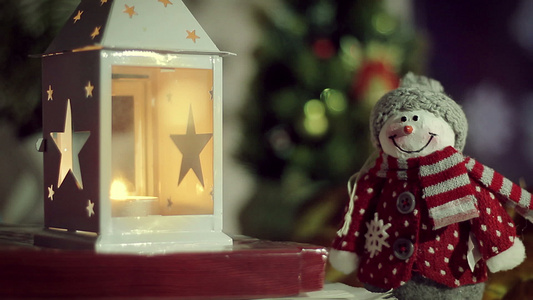 带有雪人蜡烛圣诞树的圣诞节装饰视频