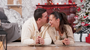 快乐的情侣在圣诞节前夕共度时光18秒视频