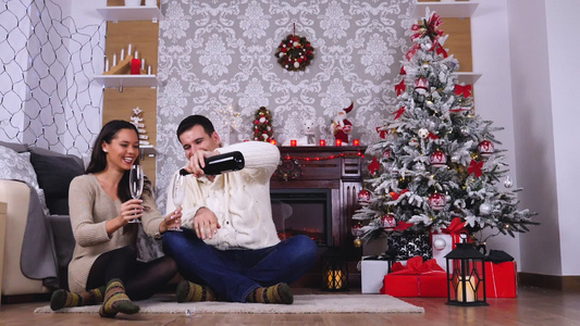 快乐的caucasians夫妇在圣诞节礼堂喝香槟视频