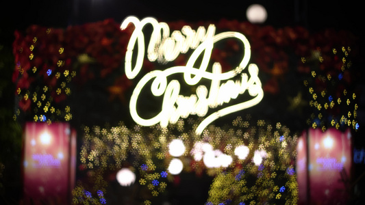 以多彩闪烁的灯光显示的快乐圣诞节背景视频
