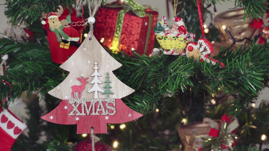节日圣诞晚宴配有Xmas标志的木制装饰视频