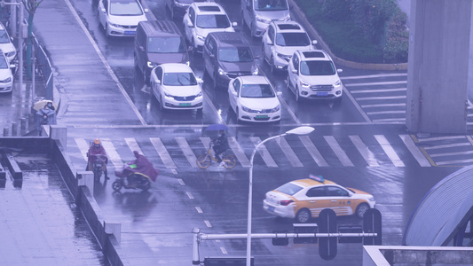 城市雨天交通道路人行横道路口街景4k素材[两条道路]视频