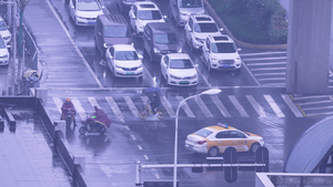 城市雨天交通道路人行横道路口街景4k素材50秒视频