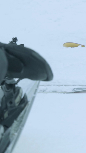 冬天户外滑雪运动场滑雪小心翼翼12秒视频