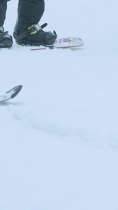 冬天户外滑雪运动场滑雪小心翼翼视频