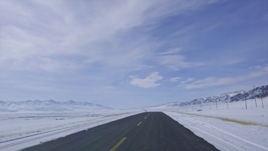 行驶在雪乡道路上视频