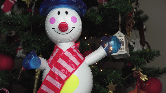 大的可充气玩具雪人作为装饰在圣诞树上视频