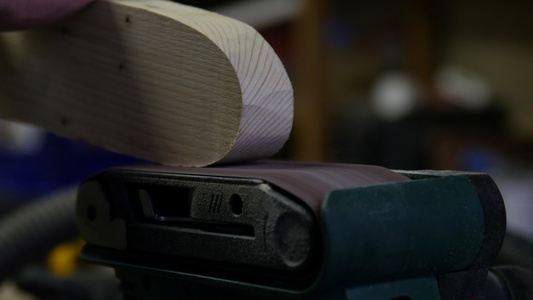 一块木头通过自动砂光机抛光和砂光这位专业的木匠木匠视频