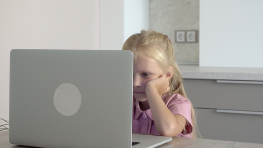 儿童在家中使用计算机视频