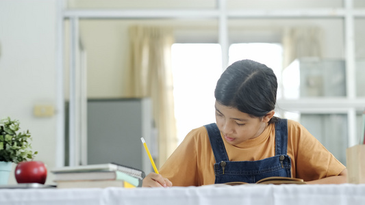 女孩在家庭作业桌上学习写作视频