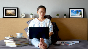 4K在家里工作女性在键盘上打字在期间在床上13秒视频