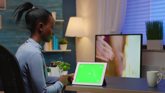 用绿屏幕看平板板的黑人重点管理器女性视频