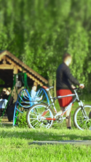 国外户外森林公园郊游野炊骑行一群朋友13秒视频