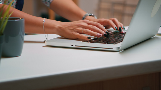 近身女性用手在笔记本电脑上打字视频