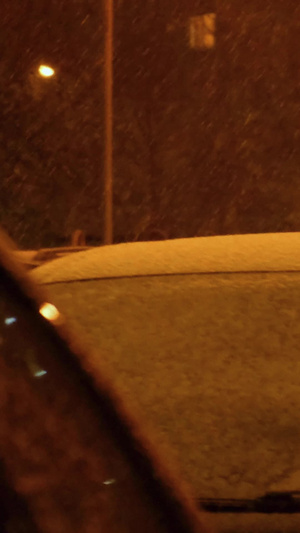 大雪中下班匆忙行走的女孩背影10秒视频