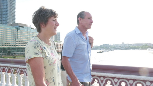 活跃的老年旅游夫妇在隆登步行视频
