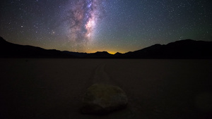 4k荒漠干枯沼泽地山脉星空银河延时14秒视频
