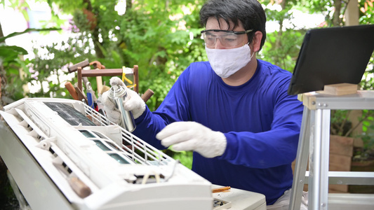 亚洲人在家在线学习和修理空调后的新常态和生活锁定和视频