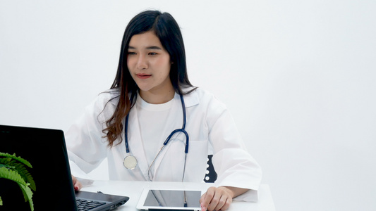 4K在线医疗咨询亚洲医生直接与摄像头交谈通过视频通话视频