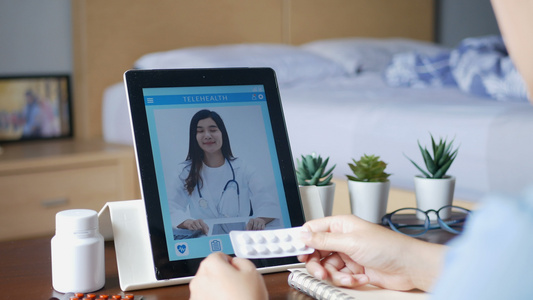 4K生病的妇女使用视频会议通过平板电脑医生患者通过视频