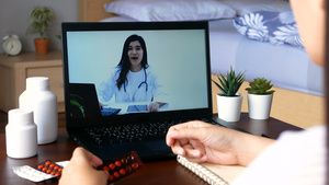 患者使用笔记本电脑进行远程视频会议15秒视频