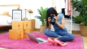 4K亚洲女性从家里的卧室通过手机拍摄鞋子时尚配饰的19秒视频