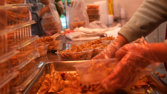 山东淄博网红八大局菜市场最热门的美食小吃炒锅饼4k素材视频