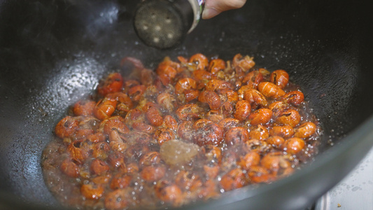 4k素材慢动作升格拍摄烹饪中餐红烧虾球制作过程[选题]视频