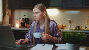 在家工作在家庭浴袍中忙碌的妇女喝咖啡18秒视频