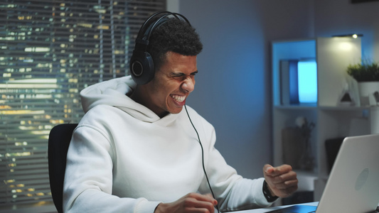 在计算机上赢得在线游戏的非洲耳机游戏员中中中镜头视频