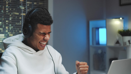 在电脑上赢得在线游戏的耳机中近距离拍摄非洲游戏家视频