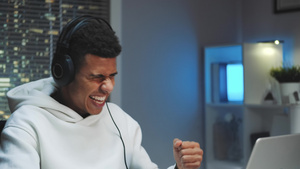 在电脑上赢得在线游戏的耳机中近距离拍摄非洲游戏家13秒视频