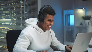 戴耳机的男人在晚上在电脑上打游戏很开心8秒视频